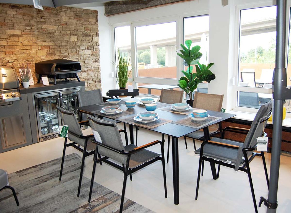 Outdoor Essgruppe mit Tisch und Stühlen